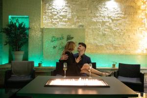 Ein Mann und eine Frau sitzen an einem Tisch in einem Restaurant in der Unterkunft Castelnor in Păltiniş + 117 Fotos