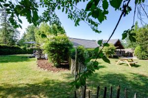 un jardín con mesa de picnic y banco en Chalet Four Seasons, en Durbuy