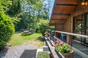 Un porche de una casa con flores. en Chalet Four Seasons, en Durbuy