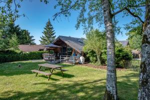 Κήπος έξω από το Chalet Evergreen