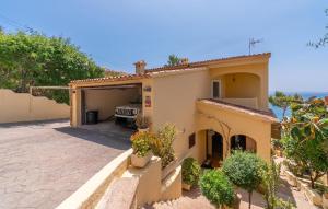 アルクーディアにあるFar D'alcanadaの海の景色を望むパティオ付きの家