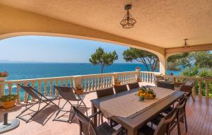アルクーディアにあるFar D'alcanadaの海を望むデッキ(テーブル、椅子付)