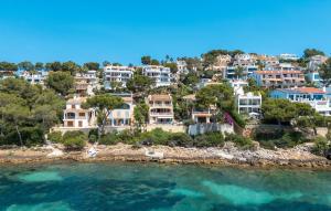 アルクーディアにあるFar D'alcanadaのビーチにあるリゾートの航空写真 +42枚の写真