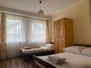 Postel nebo postele na pokoji v ubytování Pokoje Sylwia z aneksami kuchennymi w każdym pokoju