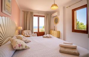 アルクーディアにあるFar D'alcanadaの海の見えるベッドのある寝室