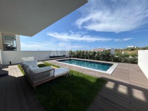 een zwembad op het dak van een huis bij Casa Mango by ACasaDasCasas in Ericeira