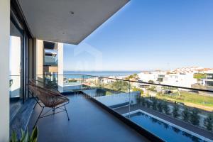 een balkon met uitzicht op de oceaan bij Casa Mango by ACasaDasCasas in Ericeira