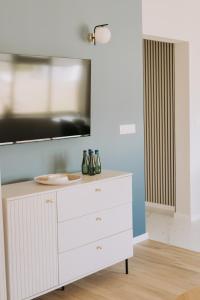 TV a/nebo společenská místnost v ubytování BURSZTYN - BERNSTEIN APARTMENTS