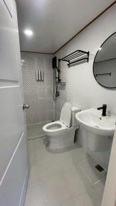 バンコクにあるBaan Yard บ้านญาติ - More than 3 nights stayのトイレと洗面台を備えた白いバスルーム