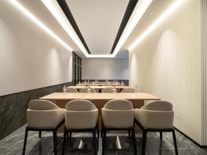 a conference room with a long table and chairs at Starway Hotel Guilin Two Rivers and Four Lakes Scenic Area in Guilin