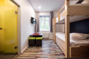 Camera con 2 letti a castello e scrivania. di Hostel Art & Style a Singen