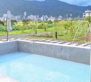 礁渓郷にあるXian Jing B&Bの街の景色を望む空のプール