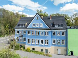 una casa blu con il tetto nero di Hostel Art & Style a Singen