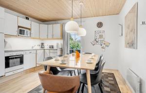 Η κουζίνα ή μικρή κουζίνα στο Stunning Home In Gråsten With Sauna
