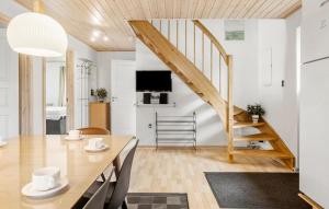 Μια τηλεόραση ή/και κέντρο ψυχαγωγίας στο Stunning Home In Gråsten With Sauna +21 φωτογραφίες