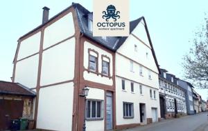 ein Gebäude mit einem Schild an der Seite in der Unterkunft OCTOPUS-1 Monteurwohnung in Zentrum! 2-zkb in 1og in Hofgeismar