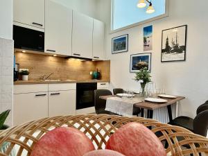 Kuchyň nebo kuchyňský kout v ubytování FeWo Wikinger Harleblick - Altfunnixsiel