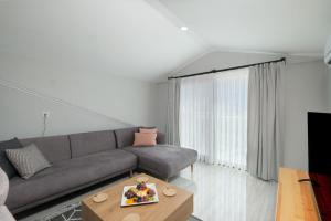 Una sala de estar con un sofá y una mesa de café. en Roombnb Suıt, en Fethiye