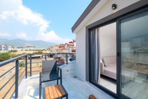 - Balcón de casa con sofá y vistas en Roombnb Suıt, en Fethiye