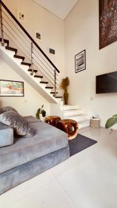 een slaapkamer met een bed en een trap bij Modern Villa near Seminyak & Canggu, Large Pool in Kerobokan