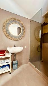 een badkamer met een wastafel en een spiegel bij Modern Villa near Seminyak & Canggu, Large Pool in Kerobokan