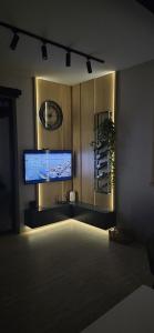TV a/nebo společenská místnost v ubytování Delta Lake House 2