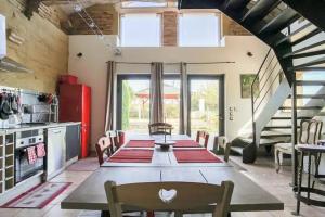 Η κουζίνα ή μικρή κουζίνα στο Renovated Farmhouse With Shared Pool In Lauragais +9 φωτογραφίες