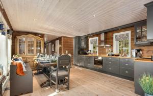 Η κουζίνα ή μικρή κουζίνα στο Family Cabin With Jacuzzi At Tempelseter