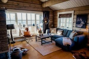 Ruang duduk di Log Cabin With Views Of Jotunheimen Mountains