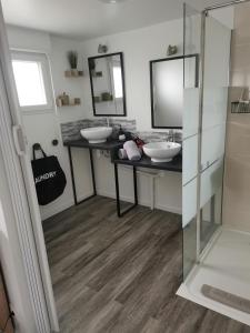 ein Badezimmer mit zwei Waschbecken und zwei Spiegeln in der Unterkunft Family House Near Mousterlin Beaches in Fouesnant + 10 Fotos