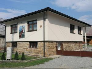 a house with a painting on the side of it at Chalupa u sv Martina in Tvrdošín