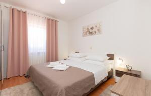 een slaapkamer met een bed met twee witte kussens bij Villa Piplica-Makarska by Villas Guide in Ujevići +32 foto's