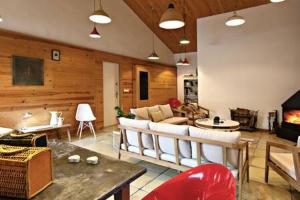 a living room with a couch and a table at Acogedora casa en la montaña in La Baronia de Rialb