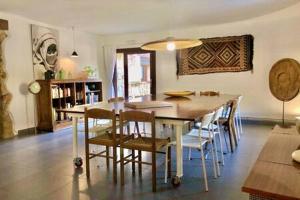 a dining room with a table and chairs at Acogedora casa en la montaña in La Baronia de Rialb