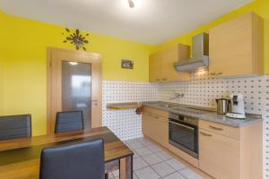 Kuchyň nebo kuchyňský kout v ubytování Ferienwohnung Eva