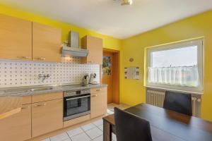 Kuchyň nebo kuchyňský kout v ubytování Ferienwohnung Eva