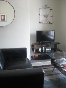 Televisyen dan/atau pusat hiburan di Howth village apartment