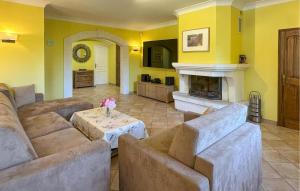 サン・カナにあるLovely Home In St Cannatのソファと暖炉のあるリビングルーム