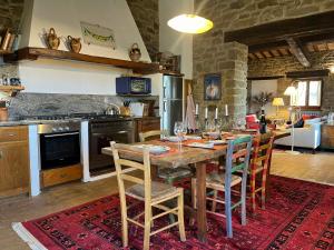 Η κουζίνα ή μικρή κουζίνα στο Tenuta Di Campagna Ristrutturata Tra Toscana E Umbria +18 φωτογραφίες
