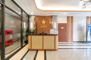 un hall d'entrée avec un comptoir dans un immeuble dans l'établissement Shi House -Studios Building GH2 Right at Vincom Q9, à Long Bình
