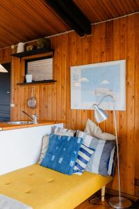 カロンボーにあるLess Is More A Unique 55 Square Meter Experienceの木製の壁の客室で、ベンチと枕が備わります。