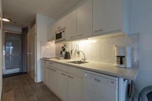 Η κουζίνα ή μικρή κουζίνα στο Beach Apartment By The Sea