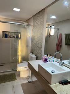 Bilik mandi di Spacious Downtown Gateway 130m2 Apartment +10 gambar