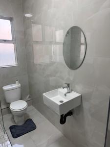 Bilik mandi di Beachurst Apartment II +10 gambar