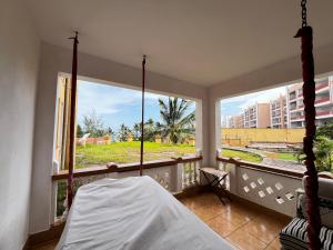 蒙巴萨Magnificent Beachfront Holiday Homes的一间卧室，里面有一张床和一扇大窗户。 更多31张照片