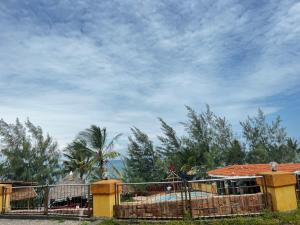 蒙巴萨Magnificent Beachfront Holiday Homes的房屋前设有游泳池的围栏