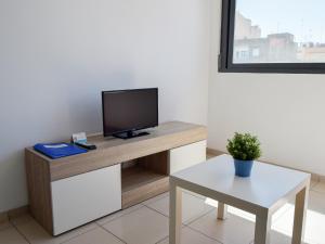 Televízia a/alebo spoločenská miestnosť v ubytovaní Apartamentos Benicarló Lowcost 3000
