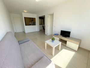 Televízia a/alebo spoločenská miestnosť v ubytovaní Apartamentos Benicarló Lowcost 3000