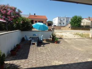 プーラにあるIlsa in Pula - Istrienのパティオ(テーブル、傘付) +1枚の写真