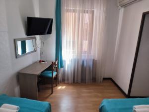 a small room with a desk and a window at Omir Bed & Breakfast in Pula